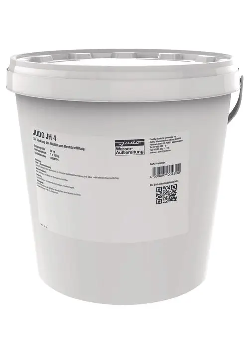 Weißer Eimer mit Produktinformationen von Judo zur Wasseraufbereitung. Enthält Angaben zu Verwendung, Menge und Sicherheitshinweise. Sichtbare QR-Codes auf der Verpackung.